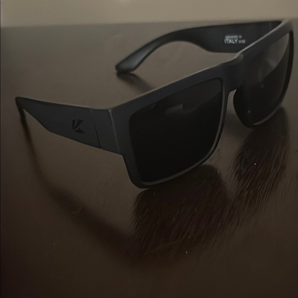 Black Rectangular Sunglasses with Chunky Frame - Picture 5 of 5